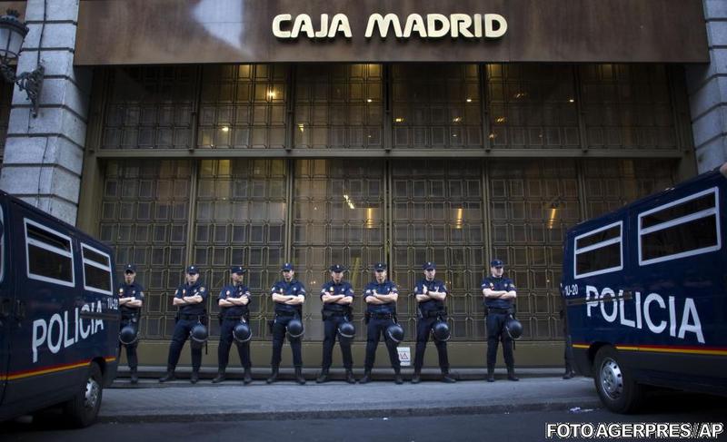 Politia spaniola in fata unei filiale a Grupului Bankia, Foto: Agerpres/AP
