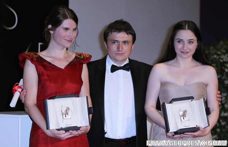 Cristian Mungiu alaturi de Cristina Flutur (st.) si Cosmina Stratan la Cannes, Foto: Agerpres/Xinhua