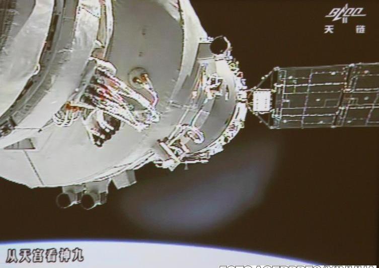 Capsula Shenzhou-9 conectata cu laboratorul spatial Tiangong-1, Foto: Agerpres/Xinhua