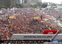 Anuntul victoriei Fratiei Musulmane, primit de populatia adunata in Piata Tahrir