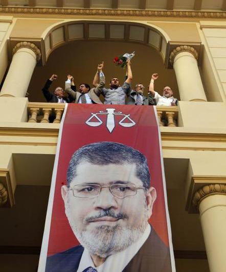 Fratia Musulmana sarbatoreste victoria. Pe banner - Mohammed Mursi, Foto: Agerpres/AP