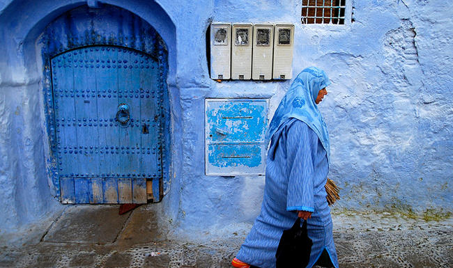 Vopsirea cladirilor in albastru este o practica intalnita in anumite regiuni din desertul Sahara. Nu e exclus ca pe langa traditie, culoarea sa fie si un mod de a racori interiorul caselor., Foto: Flickr / Alternakive