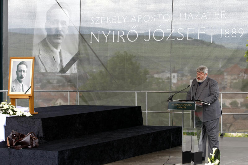 Secretarul de stat Geza Szocs si geanta in care se presupune ca ar fi fost cenusa poetului extremist Nyiro Jozsef, Foto: Mediafax