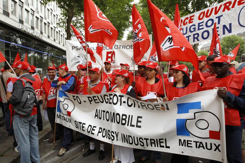 Angajati PSA demonstrand in fata sediului central, Foto: Reuters
