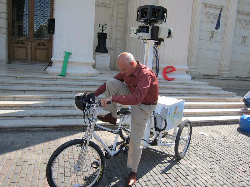 Dan Bulucea pe triciclul Google, Foto: Hotnews