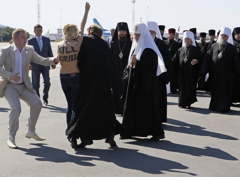 Patriarhul Kirill, atacat de o activista FEMEN pe aeroportul din Kiev, Foto: Reuters