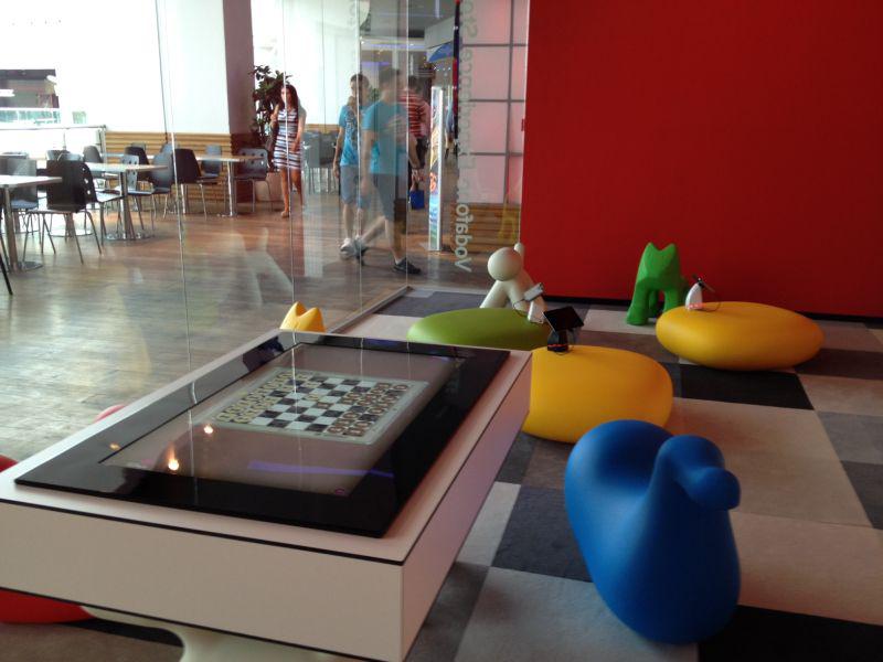 In interiorul celui mai mare magazin Vodafone, Foto: Hotnews