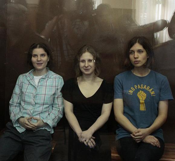 Pussy Riot, in sala de tribunal, in cusca de sticla, Foto: Reuters