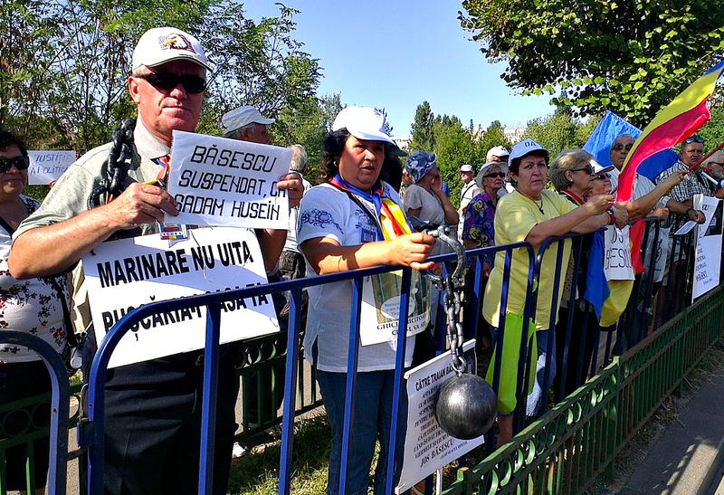 Protestatar cu simbolurile SUA pe sapca, Foto: Hotnews