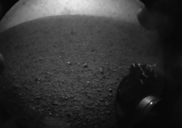 Imagine transmisa de Curiosity cu roata vehiculului, Foto: Reuters