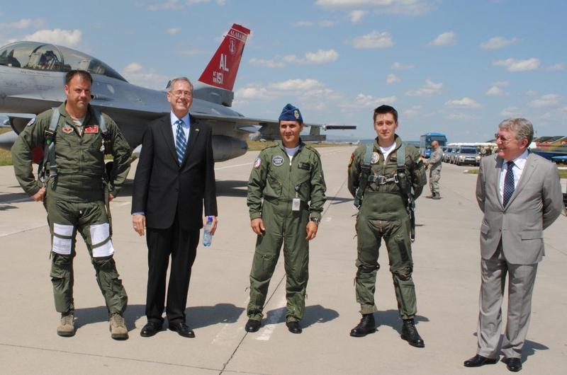 Corneliu Dobritoiu si ambasadorul SUA, Mark Gitenstein, la Campia Turzii, Foto: MApN