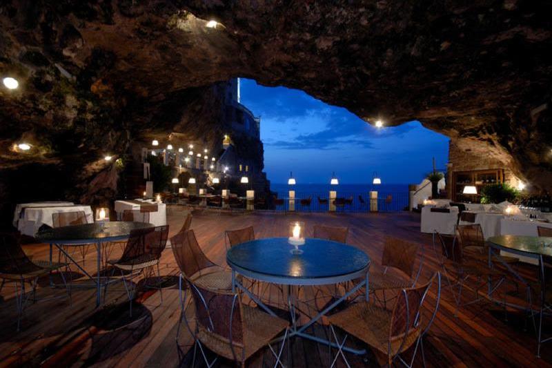 Restaurantul Grotta Palazesse este amenajat in interiorul unei caverne sapate in faleza din Polignano a Mare, Foto: Grotta Palazesse