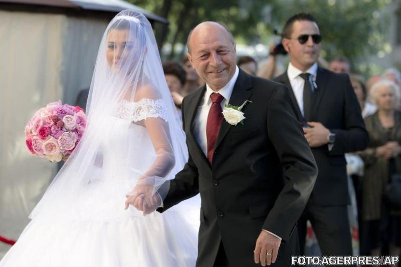 Elena Basescu si Traian Basescu ajung la biserica, Foto: Agerpres/AP