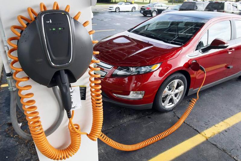 Un Chevrolet Volt parcat la o statie de incarcare cu celule solare, Foto: Reuters