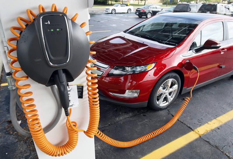Un Chevrolet Volt parcat la o statie de incarcare cu celule solare, Foto: Reuters