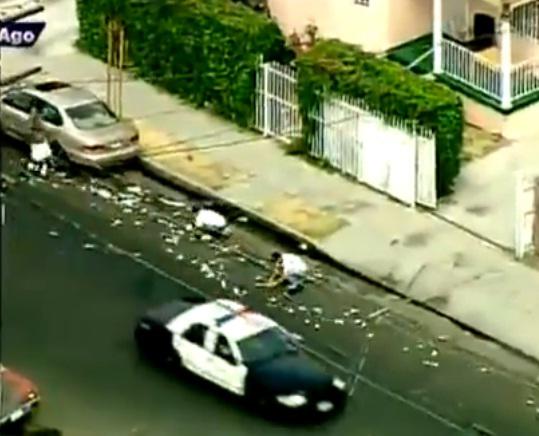 Bani aruncati de spargatorii unei banci urmariti de politie, Foto: Captura YouTube