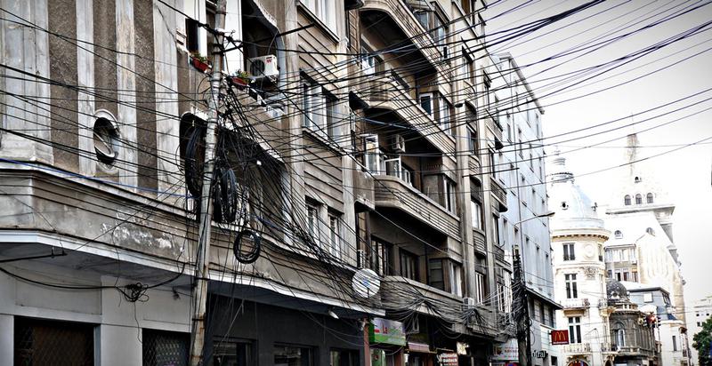 Cabluri pe stalpii de pe Str. Brezoianu, Foto: Hotnews