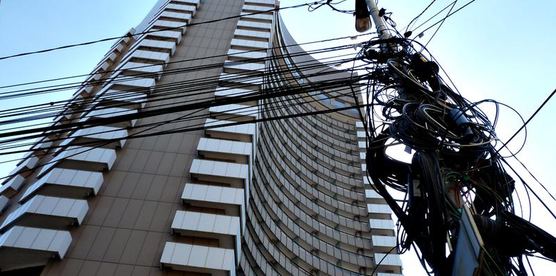 Cabluri pe stalpii de langa Intercontinental, Foto: Hotnews