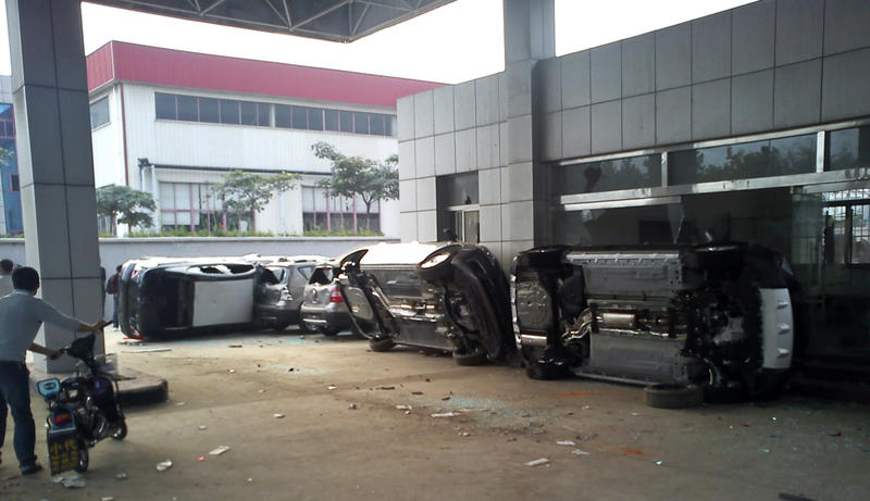 Masini Nissan vandalizate la un dealer chinez, Foto: Reuters