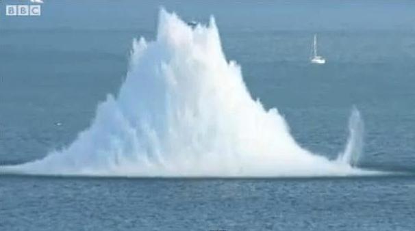 Explozie controlata a unei bombe, Foto: Captura BBC