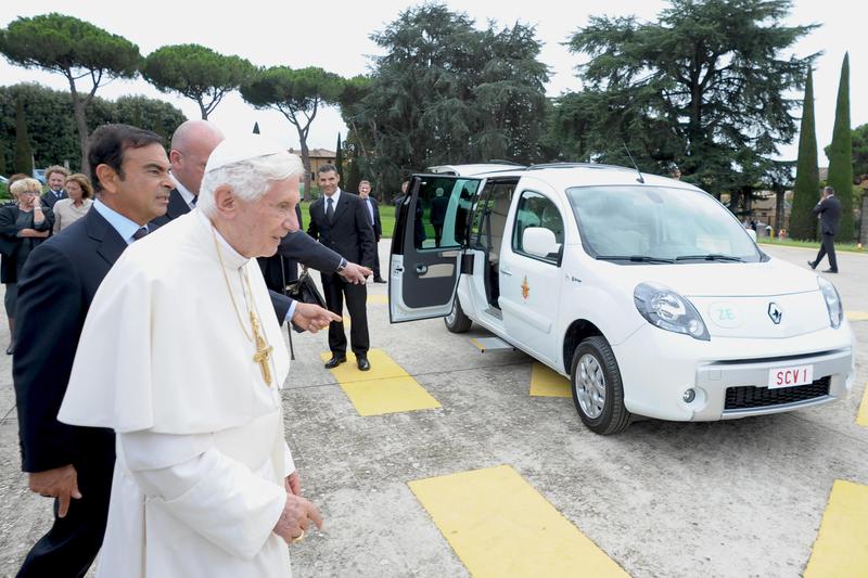 Pana Benedict, Carlos Ghosn si un Renault electric, Foto: Reuters