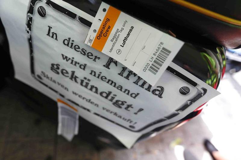 Bagajul unui insotitor de bord Lufthansa: "In aceasta companie nimeni nu va fi concediat, sclavii sunt doar de vanzare", Foto: Reuters