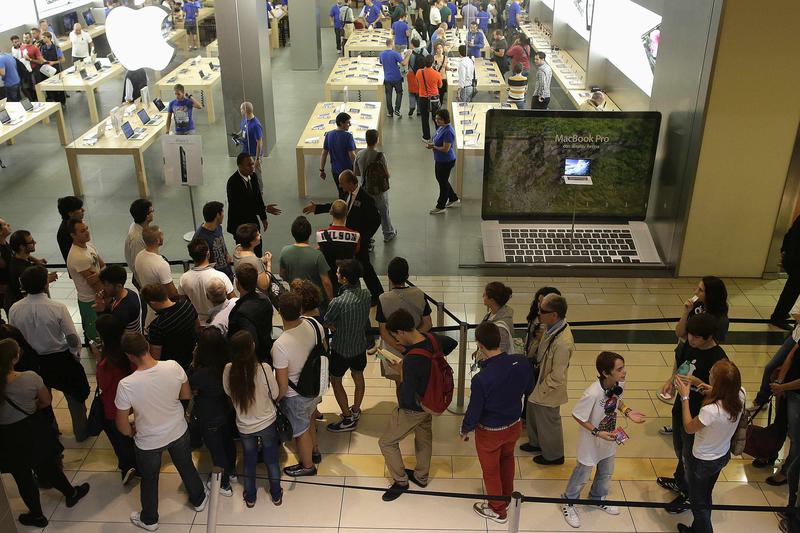 Coada pentru iPhone 5 la magazinul Apple din Roma, Foto: Reuters