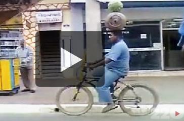 Acrobatul, Foto: 220.ro