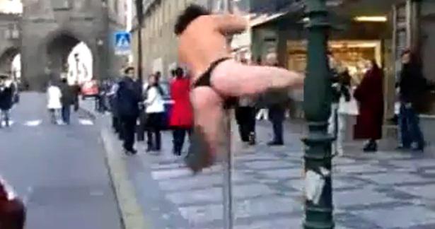 Striptease, Foto: Captura 220.ro