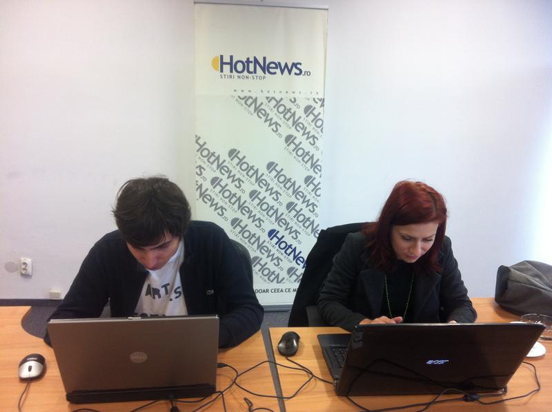 Sinziana Nicola si Paul Negoescu in redactia HotNews, Foto: HotNews.ro