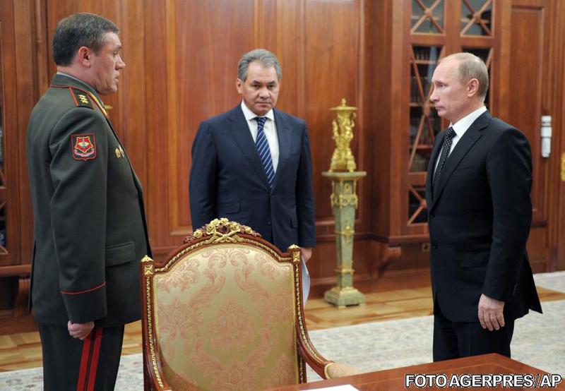 Valeri Gherasimov (seful Statului Major), Sergei Soigu (ministrul Apararii - in centru) si Vladimir Putin, Foto: Agerpres/AP