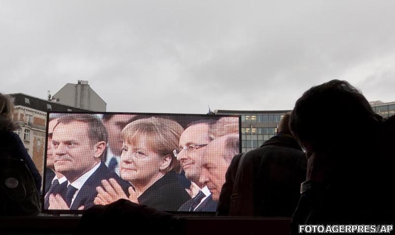 Oameni adunati in fata unui ecran in Bruxelles, pe care era transmisa ceremonia de la Oslo, Foto: Agerpres/AP