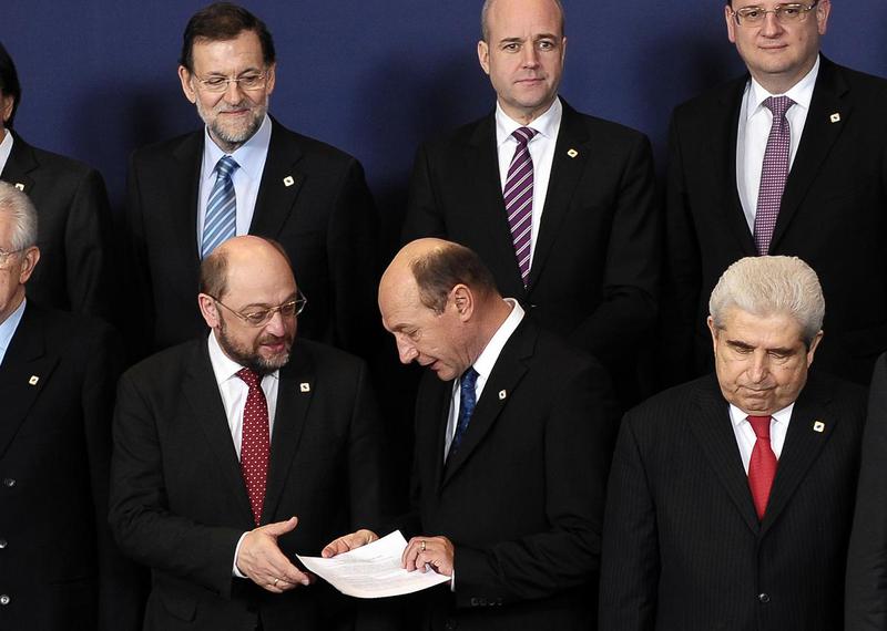 Basescu ii da documentul lui Schulz, Foto: Presidency.ro