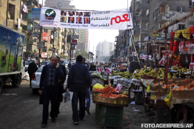 Banner in Cairo: Da pentru constitutie, stabilitate, Sharia, Foto: Agerpres/AP