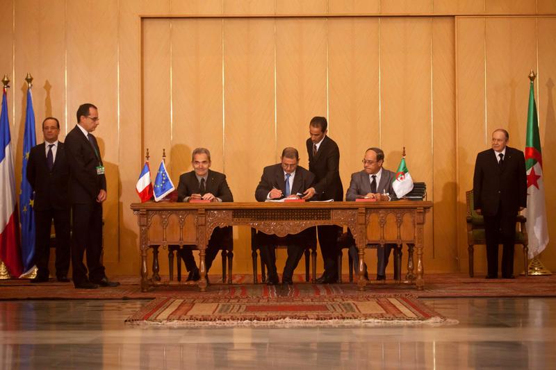 Oficialii Renault si cei algerieni au batut palma pentru proiectul auto, Foto: Renault