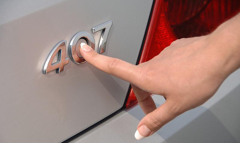 Sigla de Peugeot 407 Coupe, Foto: Peugeot