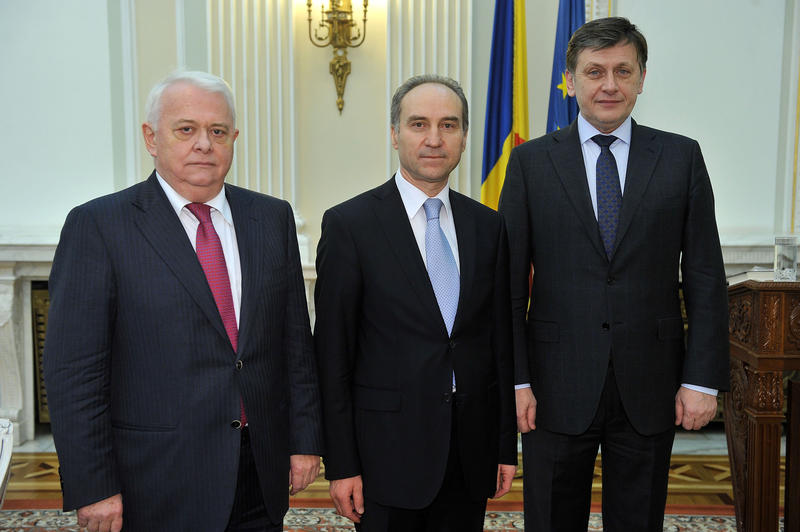 Crisu Anastasiu a depus juramintul in prezenta lui Crin Antonescu si Viorel Hrebenciuc, Foto: Senatul Romaniei