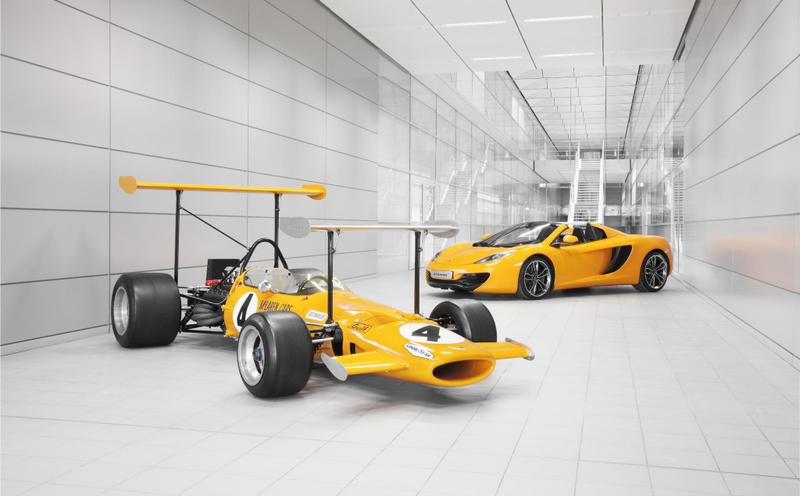 McLaren M7C (1969) alaturi McLaren 12C Spider, Foto: McLaren
