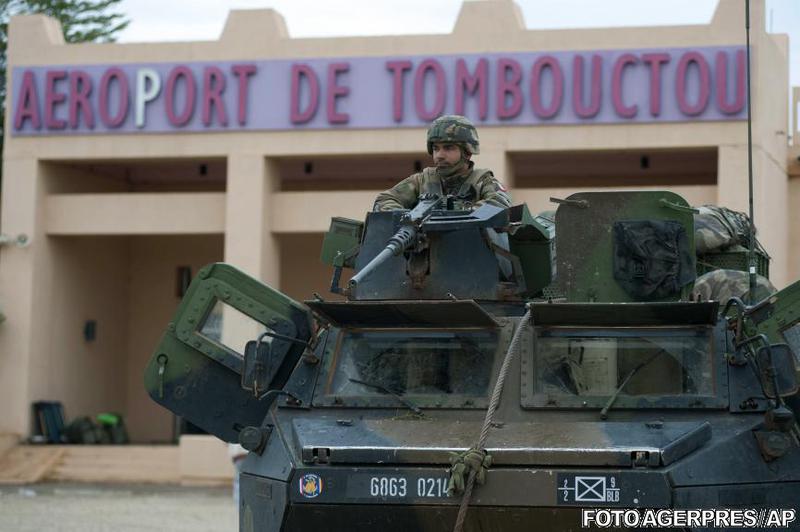 Soldati francezi aparand aeroportul din Timbuktu, Foto: Agerpres/AP