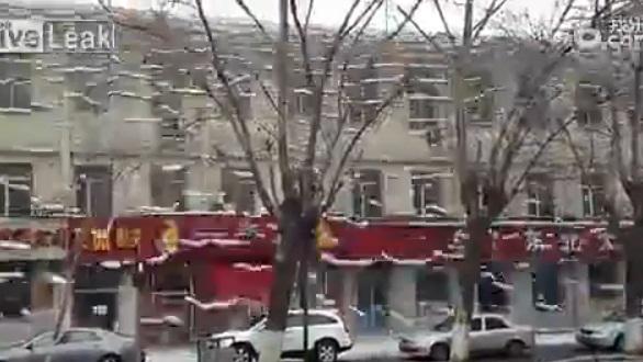 Zapada de pe acoperis, Foto: Captura YouTube