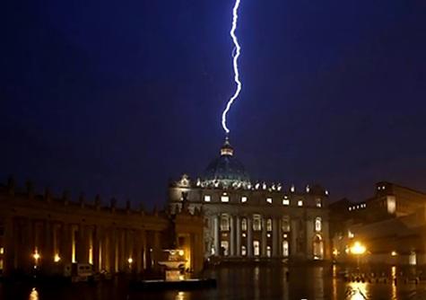 Un fulger a lovit Bazilica Sfantul Petru, Foto: Captura YouTube