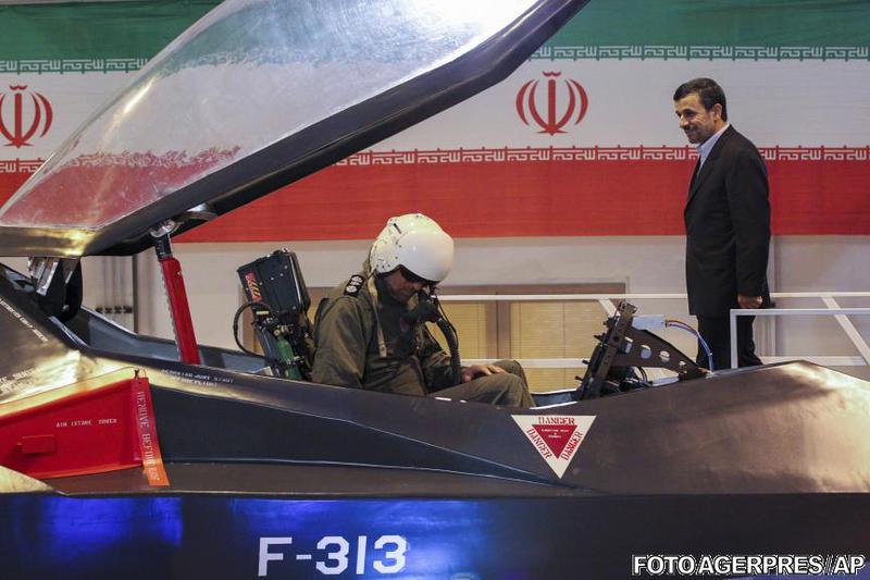Ahmadinejad dezvaluie noul avion de lupta al Iranului, Foto: Agerpres/AP