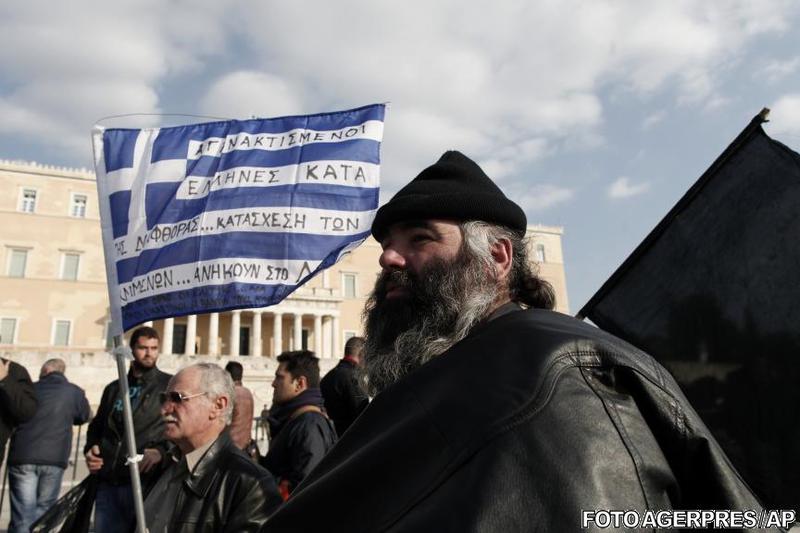 Inscriptia de pe steag: "Greci furiosi impotriva coruptiei", Foto: Agerpres