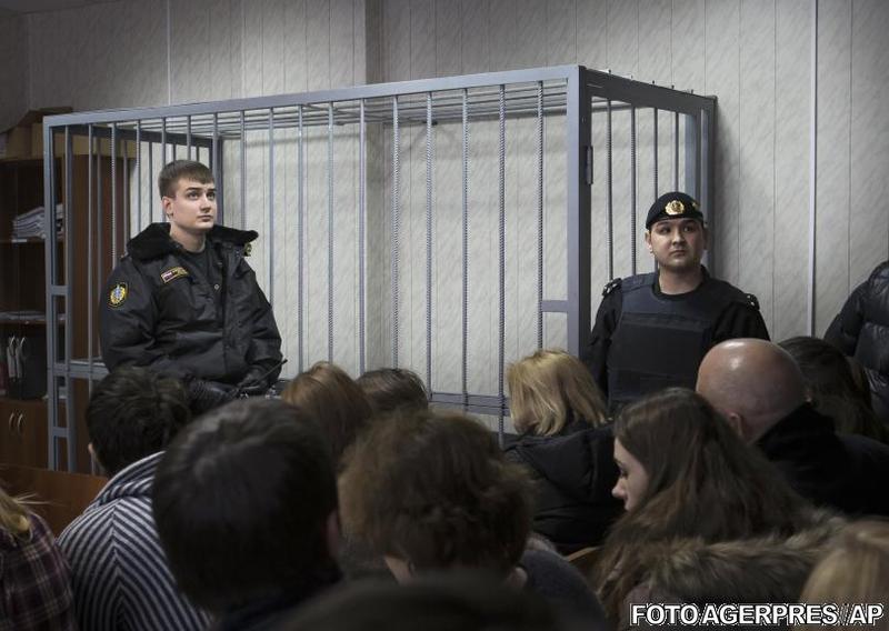 Boxa goala unde trebuia sa fie acuzatul (11 martie 2013), Foto: Agerpres