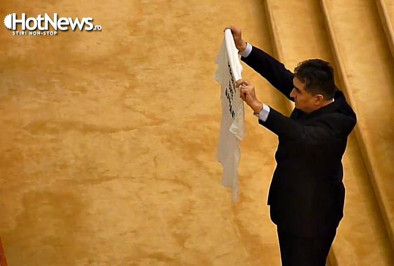 Protest in parlament in timpul discursului lui Basescu, Foto: Hotnews