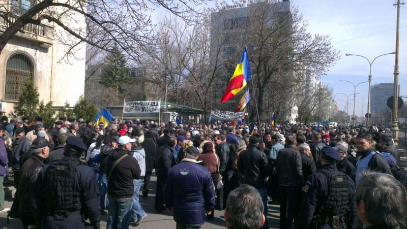 Protest al revolutionarilor la Palatul Parlamentului, Foto: Hotnews