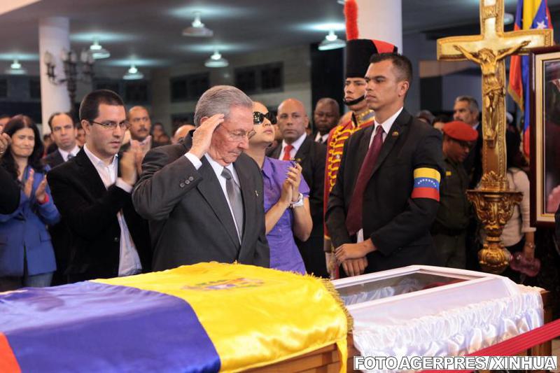Raul Castro la sicriul lui Chavez, Foto: Agerpres/Xinhua