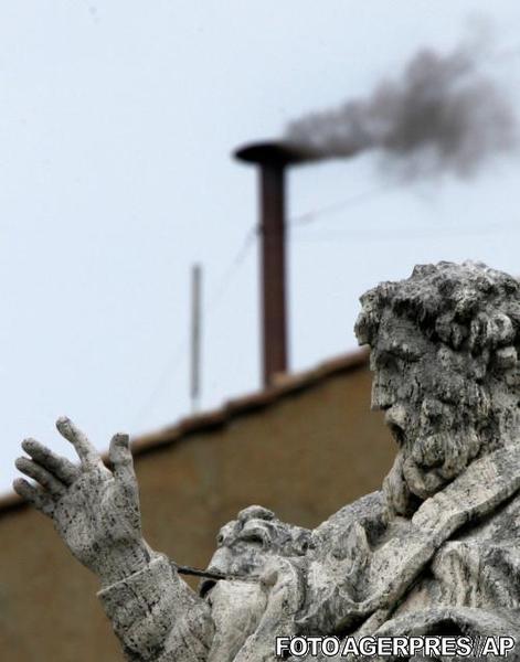 Fum iesind la alegerea Papei Benedict al XVI-lea (2005), Foto: Agerpres/AP