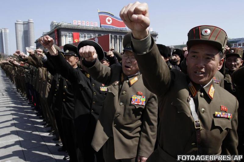 Ofiteri nord-coreeni, gata de atac (Phenian, 29 martie), Foto: Agerpres