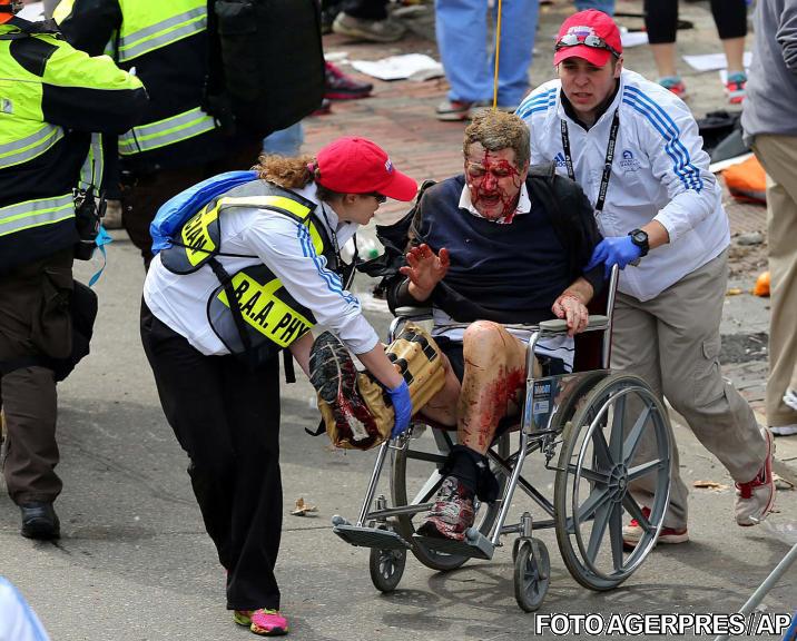 Un barbat cu piciorul sfartecat de explozie - Boston, Foto: Agerpres/AP